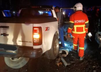 ANGGOTA bomba berusaha mengeluarkan mangsa yang terlibat kemalangan di Jalan Machang-Pasir Puteh dekat Kampung Banggol Judah, Machang, Kelantan malam tadi. - IHSAN BOMBA