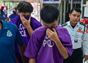 DUA pelajar lelaki Maktab Rendah Sains Mara (MRSM) di daerah Besut, dibawa ke Kompleks Mahkamah Kuala Terengganu untuk ditahan reman bagi membantu siasatan kes buli pelajar di sekolah itu. -UTUSAN/PUQTRA HAIRRY