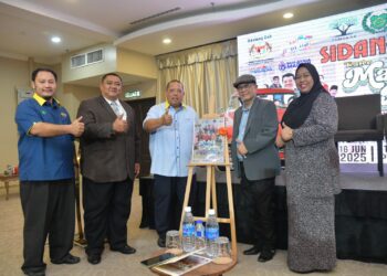 ABU Bakar Hamzah (tiga dari kiri) berhasrat menghidupkan kembali aktiviti dan persembahan teater di sekolah-sekolah negeri inii menerusi portfolio beliau dalam mengangkat semula budaya kesenian itu buat generasi muda. -UTUSAN/IZLIZAN OTHMAN