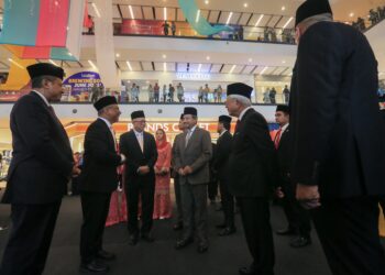 SULTAN Mizan Zainal Abidin (tengah) berkenan melawat ruang jualan selepas Majlis Perasmian Mayang Mall di Kuala Terengganu, Terengganu. -UTUSAN/PUQTRA HAIRRY