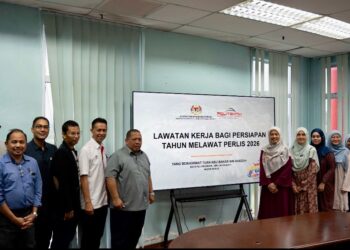 ABU Bakar Hamzah bergambar bersama selepas mengadakan lawatan kerja di PTSS di Arau, Perlis hari ini.-UTUSAN