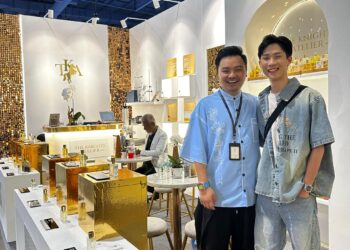 CHIAM shiun jia (kanan) di booth yang telah direka khas olehnya.