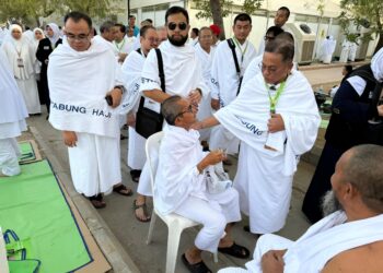 MOHD. NA’IM Mokhtar beramah mesra dengan jemaah haji Malaysia semasa melawat ke khemah penempatan jemaah di Arafah, semalam.
