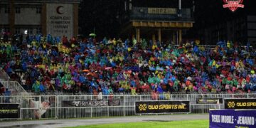 RIBUAN peminat bola sepak Kelantan membanjiri Stadium Sultan Muhammad IV, Kota Bharu, Kelantan untuk menyaksikan perlawanan Duo Cup Ex-TRW Treble- Ex-Selangor malam tadi-IHSAN BULETIN BOLA SEPAK KELANTAN