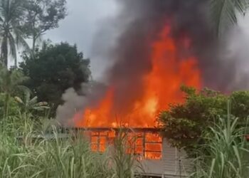 RUMAH diduduki lapan sekeluarga musnah dalam kebakaran di Kampung Chapu, Hulu Terengganu, hari ini.