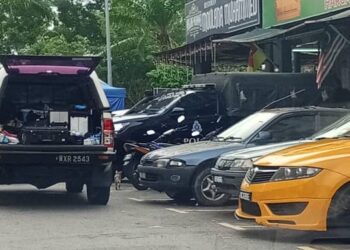 KAWASAN rumah kedai di Bandar Tasik Puteri, Rawang, lokasi mayat wanita ditemukan maut disyaki dibunuh semalam.