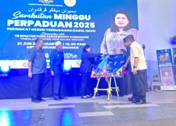 K. SARASWATHY melakukan gimik perasmian Sambutan Minggu Perpaduan peringkat negeri Terengganu di Kemaman, Terengganu.. - UTUSAN/NIK NUR IZZATUL HAZWANI NIK ADNAN