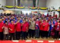 ROZABIL Abd Rahman (tengah) bergambar bersama barisan Pemuda UMNO Arau selepas merasmikan Mesyuarat Perwakilan Pemuda UMNO Bahagian Arau di Dewan Sivik Arau, Perlis, hari ini. -UTUSAN/ASYRAF MUHAMMAD