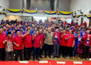 ROZABIL Abd Rahman (tengah) bergambar bersama barisan Pemuda UMNO Arau selepas merasmikan Mesyuarat Perwakilan Pemuda UMNO Bahagian Arau di Dewan Sivik Arau, Perlis, hari ini. -UTUSAN/ASYRAF MUHAMMAD