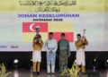 KHAIRUDIN Abu Hanipah  (dua dari kiri) menyampaikan hadiah kepada wakil Selangor selepas muncul juara keseluruhan Majlis Ihtifal Ilmi Sekolah Menengah Agama Malaysia (MIISMAM) peringkat kebangsaan kali ke-11 2025 di Institut Latihan Kementerian Kesihatan Malaysia Sultan Azlan Shah, di Ipoh hari ini. - UTUSAN