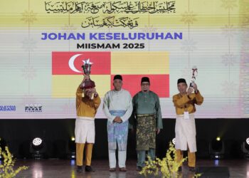 KHAIRUDIN Abu Hanipah  (dua dari kiri) menyampaikan hadiah kepada wakil Selangor selepas muncul juara keseluruhan Majlis Ihtifal Ilmi Sekolah Menengah Agama Malaysia (MIISMAM) peringkat kebangsaan kali ke-11 2025 di Institut Latihan Kementerian Kesihatan Malaysia Sultan Azlan Shah, di Ipoh hari ini. - UTUSAN