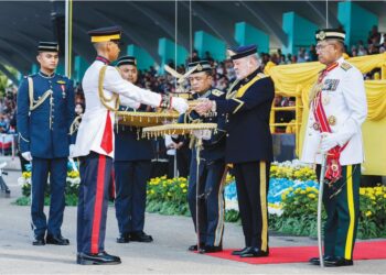 SULTAN Ibrahim berkenan menyampaikan Anugerah Pegawai Kadet Terbaik kepada Leftenan Muda Fazril Azim Shaharuddin pada Istiadat Perbarisan dan Perngurniaan Watikah Tauliah Pegawai Kadet Angkatan Tentera Malaysia 2025 di Kem Perdana Sungai Besi, Kuala Lumpur, semalam. – MINGGUAN/SHIDDIEQIIN ZON