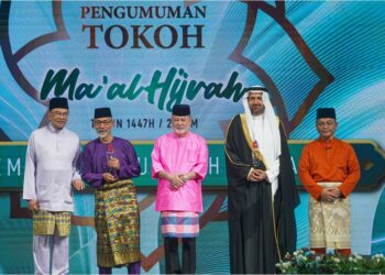 SULTAN Ibrahim diiringi Anwar Ibrahim dan Mohd Na`im Mokhtar bersama Tokoh Maal Hijrah Kebangsaan, Datuk Dr. Nooh Gadut (dua, kiri) dan Tokoh Maal Hijrah Antarabangsa, Dr. Tawfig Fawzan Muhammed Al-Rabiah (dua kanan) sempena Sambutan Maal Hijrah Peringkat Kebangsaan 1447H/2025M di Kuala Lumpur, semalam. – UTUSAN/ISKANDAR ISHAK