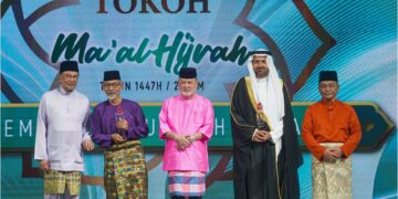 SULTAN Ibrahim diiringi Anwar Ibrahim dan Mohd Na`im Mokhtar bersama Tokoh Maal Hijrah Kebangsaan, Datuk Dr. Nooh Gadut (dua, kiri) dan Tokoh Maal Hijrah Antarabangsa, Dr. Tawfig Fawzan Muhammed Al-Rabiah (dua kanan) sempena Sambutan Maal Hijrah Peringkat Kebangsaan 1447H/2025M di Kuala Lumpur, semalam. – UTUSAN/ISKANDAR ISHAK