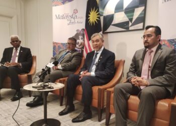AHMAD Zahid Hamidi pada sidang akhbar selepas melancarkan Tahun Melawat Malaysia 2026 bagi pasaran UK di London semalam.