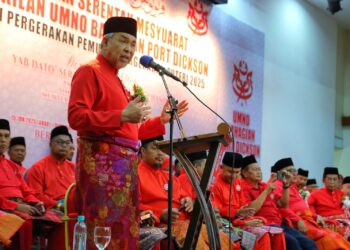 AHMAD Zahid Hamidi ketika berucap merasmikan Mesyuarat Perwakilan UMNO Bahagian Port Dickson 2025 hari ini.-UTUSAN/MOHD. SHAHJEHAN MAAMIN.