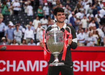 CARLOS Alcaraz bergambar dengan trofi selepas menewaskan pemain Republik Czech, Jiri Lehecka pada perlawanan akhir Kejohanan Tenis Queen's di London, kelmarin. - AFP
