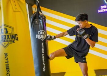 ALIF menjalani latihan di gim miliknya sendiri di KIB Boxing Muaythai Gym yang beroperasi di Setapak.