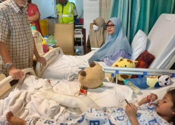 HANAFIAH Mat (kiri) menyantuni keluarga  pemandu Perodua Alza yang terlibat dalam nahas bas dinaiki pelajar Universiti Pendidikan Sultan Idris (UPSI) di Kilometer 53, Jalan Raya Timur-Barat (JRTB), Gerik, Perak, Isnin lalu. - MEDIA SOSIAL