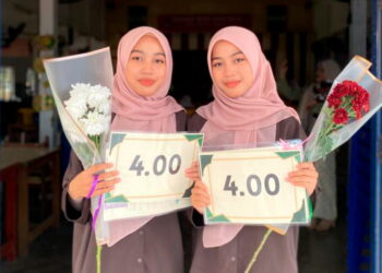 AMIRA Bazilah Mohd. Arizan (kanan) dan kembarnya, Amira Basirah.