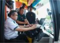 ANTHONY Loke Siew Fook mendengar penjelasan daripada Jurutera Prajualan Scania, Shahirwan Salamun berkenaan peranti had laju yang dipasang pada sebuah bas di Scania (Malaysia) Sdn. Bhd. Shah Alam, Selangor. - UTUSAN/AFIQ RAZALI