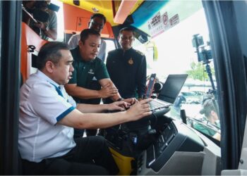 ANTHONY Loke Siew Fook mendengar penjelasan daripada Jurutera Prajualan Scania, Shahirwan Salamun berkenaan peranti had laju yang dipasang pada sebuah bas di Scania (Malaysia) Sdn. Bhd. Shah Alam, Selangor. - UTUSAN/AFIQ RAZALI