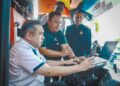 ANTHONY Loke mendengar penjelasan daripada pihak Scania berkenaan peranti had laju pada Majlis Penggunaan Speed Limitation Device (SLD) Bagi Kenderaan Perdagangan di Scania (Malaysia) Sdn. Bhd, Shah Alam, Selangor. - UTUSAN/AFIQ RAZALI