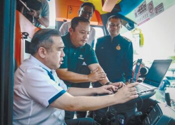 ANTHONY Loke mendengar penjelasan daripada pihak Scania berkenaan peranti had laju pada Majlis Penggunaan Speed Limitation Device (SLD) Bagi Kenderaan Perdagangan di Scania (Malaysia) Sdn. Bhd, Shah Alam, Selangor. - UTUSAN/AFIQ RAZALI