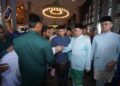 ANWAR Ibrahim bersalaman dengan para jemaah selepas menunaikan solat sunat Aidiladha di Masjid Putra, Putrajaya. - UTUSAN/FAISOL MUSTAFA