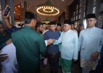 ANWAR Ibrahim bersalaman dengan para jemaah selepas menunaikan solat sunat Aidiladha di Masjid Putra, Putrajaya. - UTUSAN/FAISOL MUSTAFA