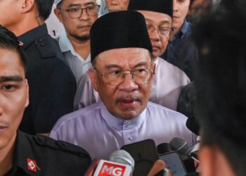 ANWAR Ibrahim ketika ditemui pemberita selepas menunaikan solat jumaat di Masjid Azzubair Ibn Awwam di sini hari ini. - UTUSAN/SYAKIR RADIN