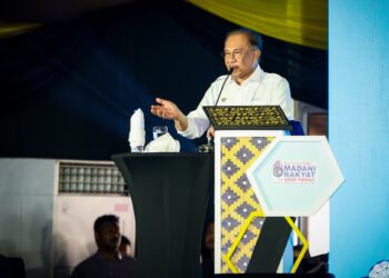 ANWAR Ibrahim berucap pada Majlis Perasmian Penutup Program MADANI Rakyat (PMR) 2025 Negeri Perak di Lumut Waterfront hari ini. - UTUSAN/MUHAMAD NAZREEN SYAH MUSTHAFA