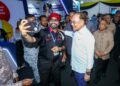 ANWAR Ibrahim beramah mesra bersama pengunjung pada penutup Program MADANI Rakyat 2025 Perak di Lumut Waterfront di Lumut hari ini. - UTUSAN/MUHAMAD NAZREEN SYAH MUSTHAFA