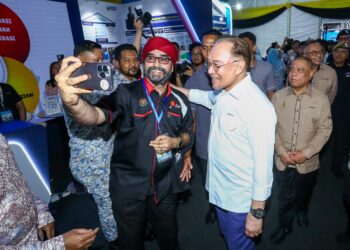 ANWAR Ibrahim beramah mesra bersama pengunjung pada penutup Program MADANI Rakyat 2025 Perak di Lumut Waterfront di Lumut hari ini. - UTUSAN/MUHAMAD NAZREEN SYAH MUSTHAFA