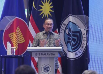ANWAR Ibrahim berucap pada Persidangan Meja Bulat Asif Pasifik Ke-38 anjuran Institut Kajian Strategik dan Antarabangsa (ISIS) Malaysia di Kuala Lumpur, hari ini. - UTUSAN/SHIDDIEQIIN ZON