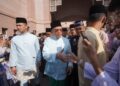 ANWAR Ibrahim bersalaman dengan para jemaah selepas menunaikan Solat Sunat Aidiladha di Masjid Putra, Putrajaya. UTUSAN/FAISOL MUSTAFA
