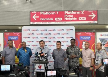 ANTHONY Loke Siew Fook ketika menyampaikan taklimat dan sidang media pengumuman pendigitalan Pas MY50 di Stesen KL Sentral, hari ini. - UTUSAN/FATIN NORIZATI MAT ISA