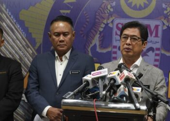 AZAM Baki pada sidang akhbar di Ibu Pejabat SPRM, Putrajaya, semalam. - UTUSAN/FAISOL MUSTAFA