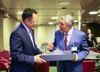 AHMAD Zahid Hamidi dan Anutin Charnvirakul ketika mengadakan pertemuan di Geneva, Switzerland semalam.