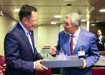 AHMAD Zahid Hamidi dan Anutin Charnvirakul ketika mengadakan pertemuan di Geneva, Switzerland, semalam.