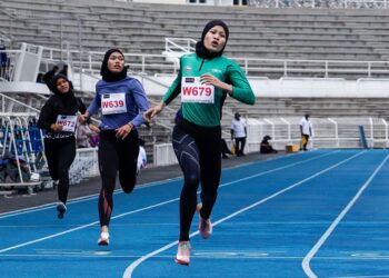 Aishah Rofina (kanan) menang pingat emas pada Kejohanan Padang dan Balapan Terbuka Thailand 2025, kelmarin. - UTUSAN/SHIDDIEQIIN ZON