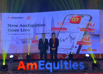 CHRISTOPHER Ng Kok Wai (kiri) dan Leo On Chin Liang ketika pelancaran platform perdagangan AmEquities di Kuala Lumpur, semalam.