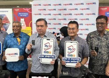 ANTHONY LOKE Siew Fook (tiga dari kiri) menunjukkan kad Pas My50 yang kini boleh diperbaharui menerusi aplikasi Touch ‘n Go e-Wallet.