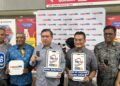 ANTHONY Loke Siew Fook (tiga dari kiri) menunjukkan Pas My50 pada sidang akhbar di Stesen KL Sentral, Kuala Lumpur, semalam. - UTUSAN/FATIN NORIZATI MAT ISA