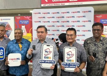 ANTHONY Loke Siew Fook (tiga dari kiri) menunjukkan Pas My50 pada sidang akhbar di Stesen KL Sentral, Kuala Lumpur, semalam. - UTUSAN/FATIN NORIZATI MAT ISA