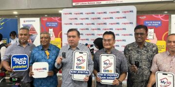 ANTHONY Loke Siew Fook (tiga dari kiri) menunjukkan Pas My50 pada sidang akhbar di Stesen KL Sentral, Kuala Lumpur, semalam. - UTUSAN/FATIN NORIZATI MAT ISA