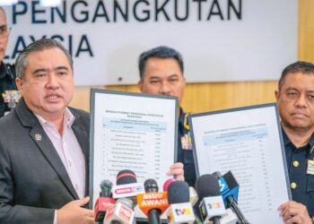 ANTHONY Loke Siew Fook ketika sidang akhbar pengumuman senarai syarikat yang mencatatkan jumlah saman tertinggi di Kementerian Pengangkutan Putrajaya, semalam. – UTUSAN/FAIZ ALIF ZUBIR