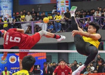Azlan Alias (kanan) ketika mewakili negara dalam Piala Asia 2025 menentang Thailand sebelum dia mendapat kecederaan. - UTUSAN/SYAKIR RADIN