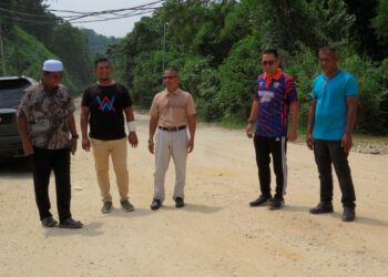 MOHD. Azmawi Fikri Abdul Ghani (dua dari kanan) meninjau keadaan jalan yang rosak di Kampung Bertam Lama, Gua Musang, Kelantan. - UTUSAN/AIMUNI TUAN LAH