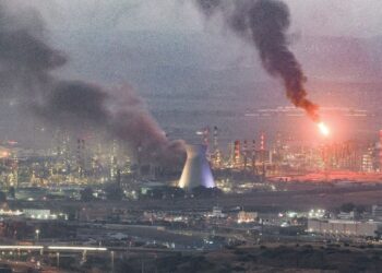 Kepulan asap memenuhi ruang udara bandar Haifa di wilayah Israel selepas dibedil peluru berpandu Iran, semalam. – AFP